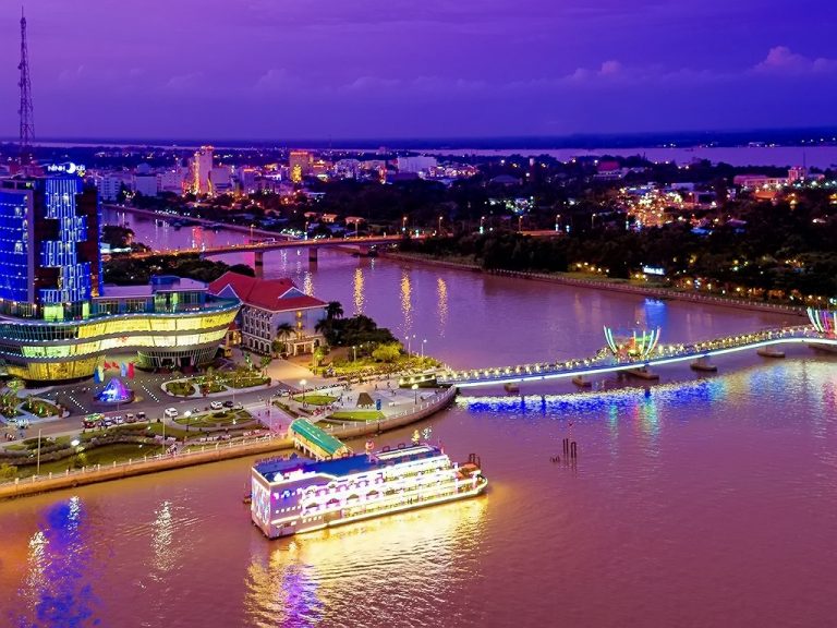 Bến Ninh Kiều Cần Thơ về đêm rực rỡ ánh đèn bên sông Hậu, thu hút du khách tham quan, dạo bộ, thưởng thức ẩm thực và ngắm cảnh thành phố.