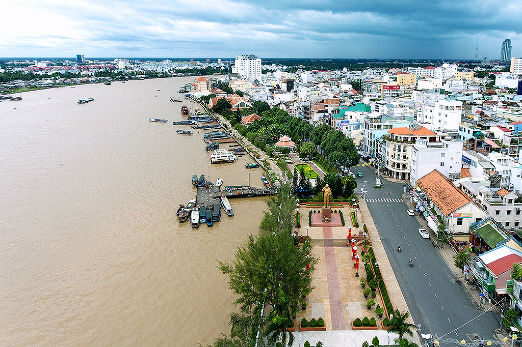 Bến tàu du lịch và tượng Chủ tịch Hồ Chí Minh tại Bến Ninh Kiều Cần Thơ