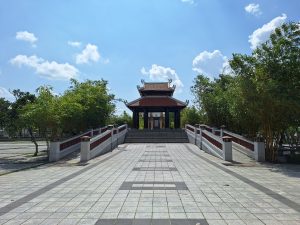 Nhà bia Đền thờ Vua Hùng Cần Thơ có kiến trúc mái ngói hai tầng bằng gỗ kiên cố, hai bên lối đi lát đá là hai hàng tre xanh mướt.