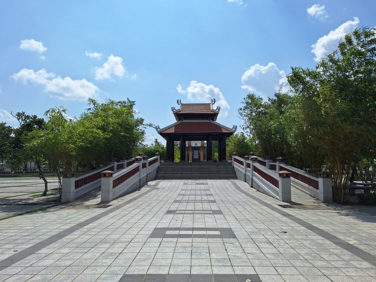 Nhà bia Đền thờ Vua Hùng Cần Thơ có kiến trúc mái ngói hai tầng bằng gỗ kiên cố, hai bên lối đi lát đá là hai hàng tre xanh mướt.