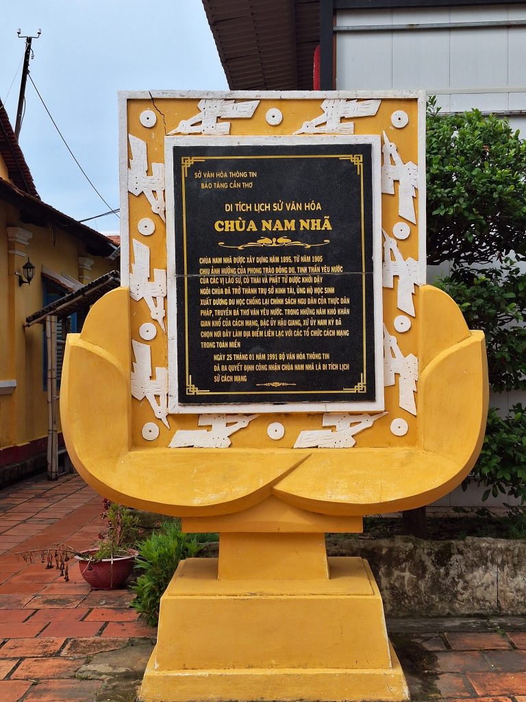 Bia di tích lịch sử văn hóa Chùa Nam Nhã bằng đá đen chữ vàng, đặt trên bệ đỡ màu vàng mô phỏng hình dáng bông sen nở cách điệu, ghi rõ thông tin chứng nhận di tích cấp quốc gia.