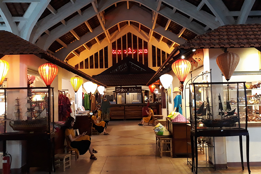 Không gian trưng bày quà lưu niệm và lồng đèn rực rỡ bên trong Chợ cổ Cần Thơ