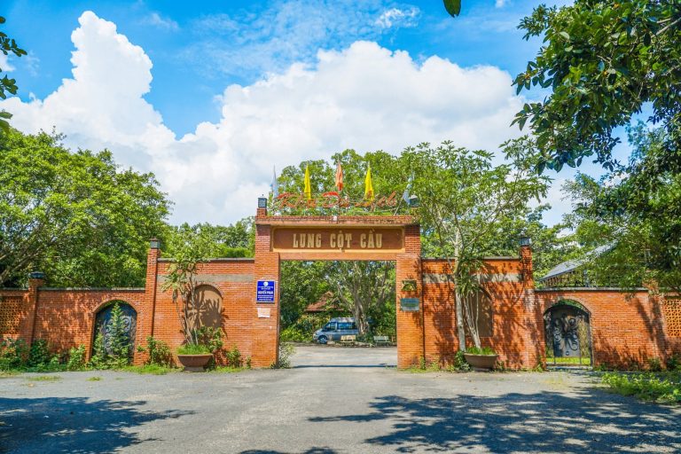 Cổng chào mộc mạc tại Khu du lịch sinh thái Lùng Cột Cầu Cần Thơ