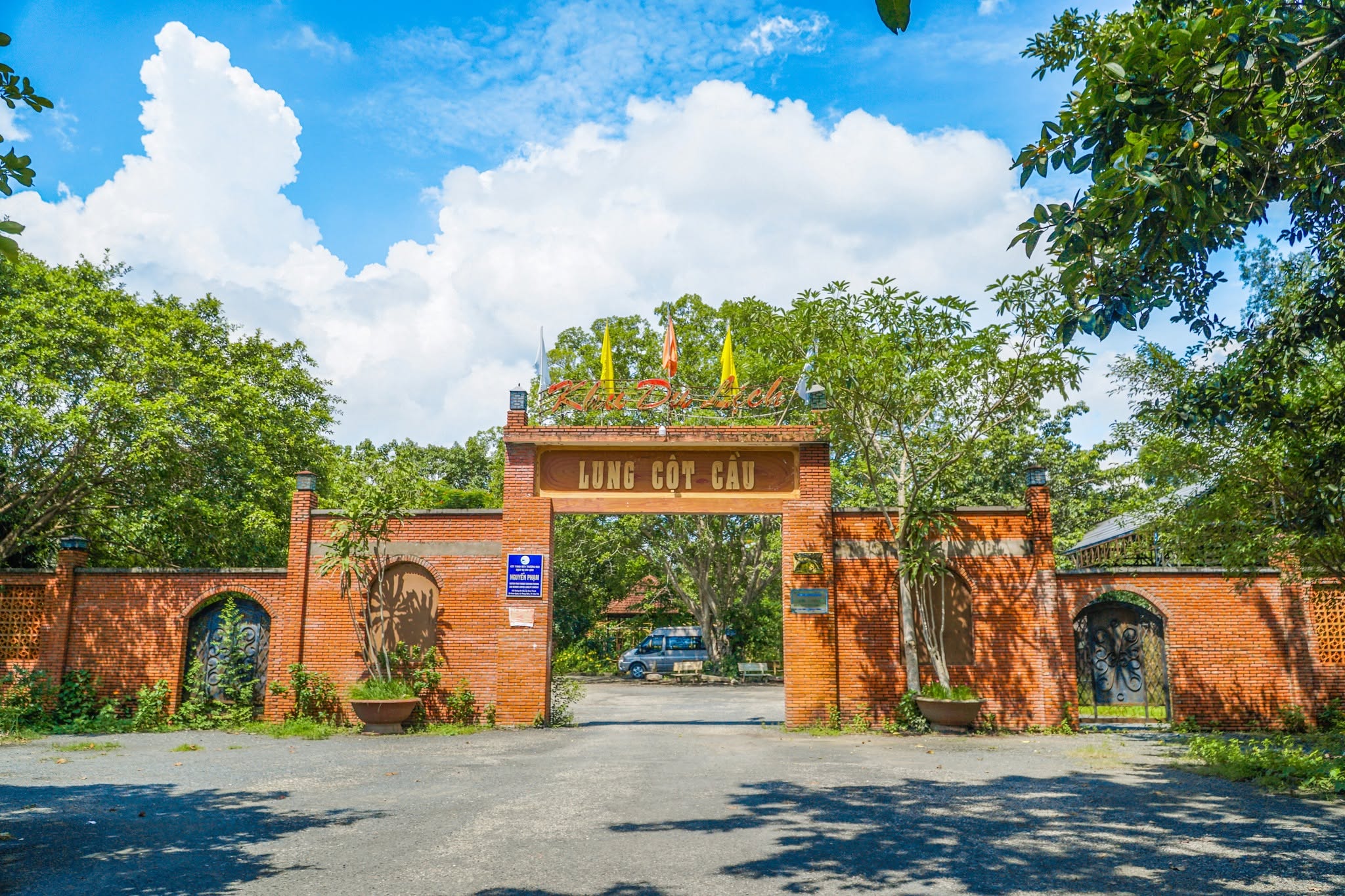 Cổng chào mộc mạc tại Khu du lịch sinh thái Lùng Cột Cầu Cần Thơ