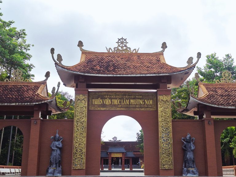 cổng tam quan thiền viện trúc lâm phương nam cần thơ