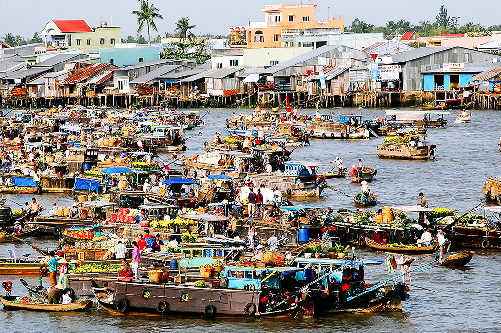 Ghe xuồng tấp nập mua bán nông sản trên Chợ nổi Cái Răng Cần Thơ vào buổi sáng