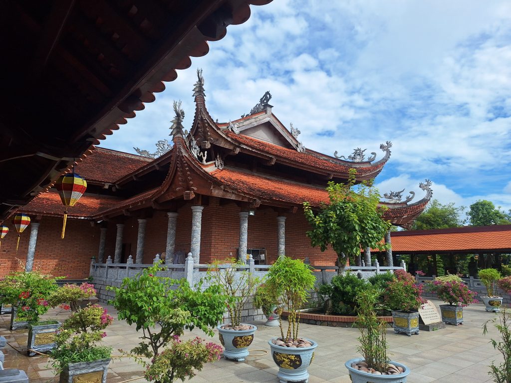 gốc sân chánh điện thiền viện trúc lâm phương nam cây cảnh bonsai