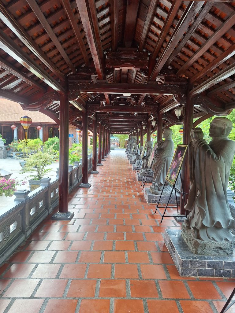 hành lang gỗ cột lim thiền viện trúc lâm phương nam cần thơ