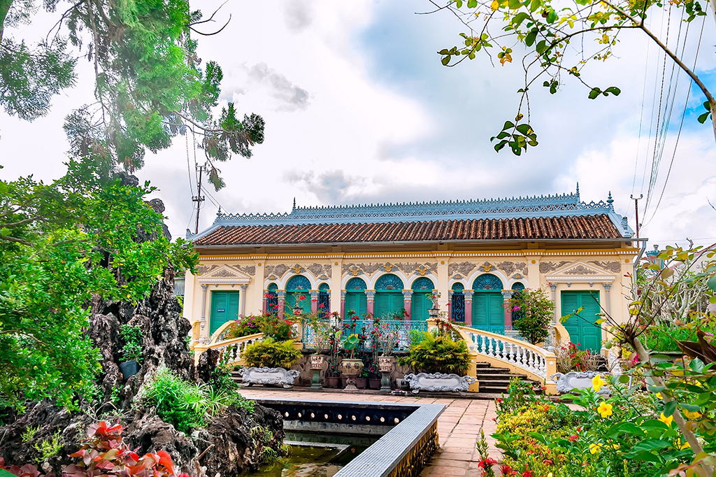 Cầu thang uốn lượn và hoa văn đắp nổi phía trước Nhà cổ Bình Thủy Cần Thơ