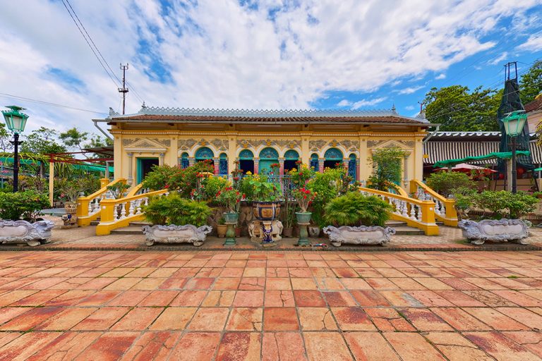 Mặt tiền kiến trúc Pháp độc đáo của Nhà cổ Bình Thủy Cần Thơ