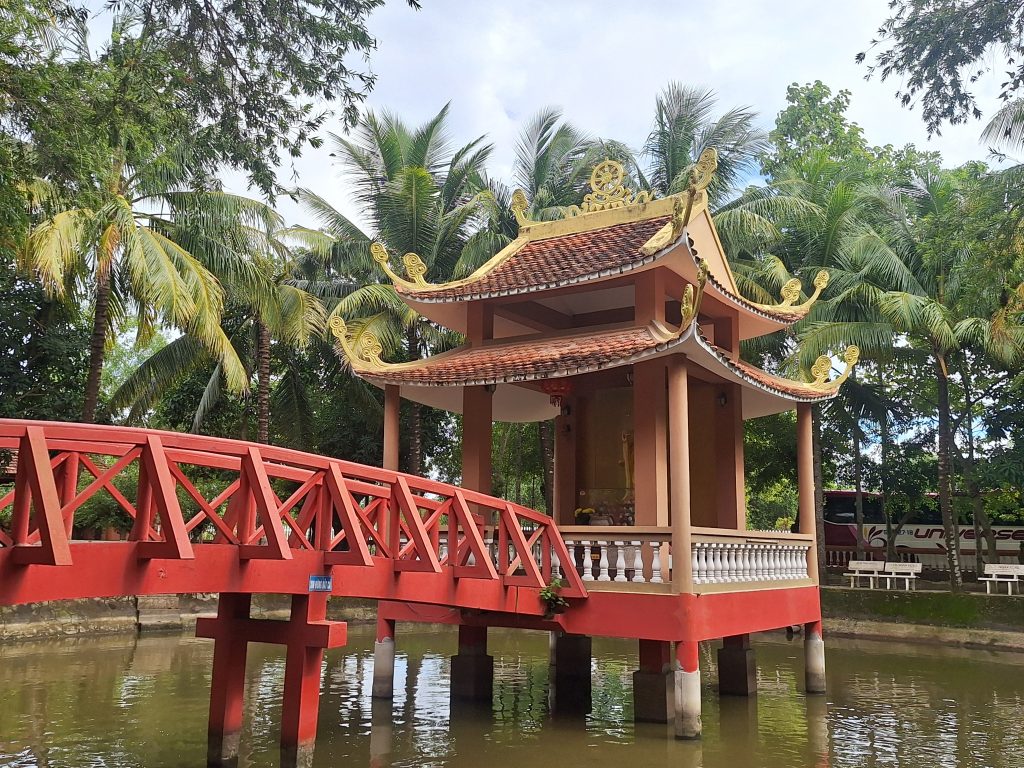 cầu gỗ màu đỏ dẫn vào quan âm các thiền viện trúc lâm phương nam cần thơ