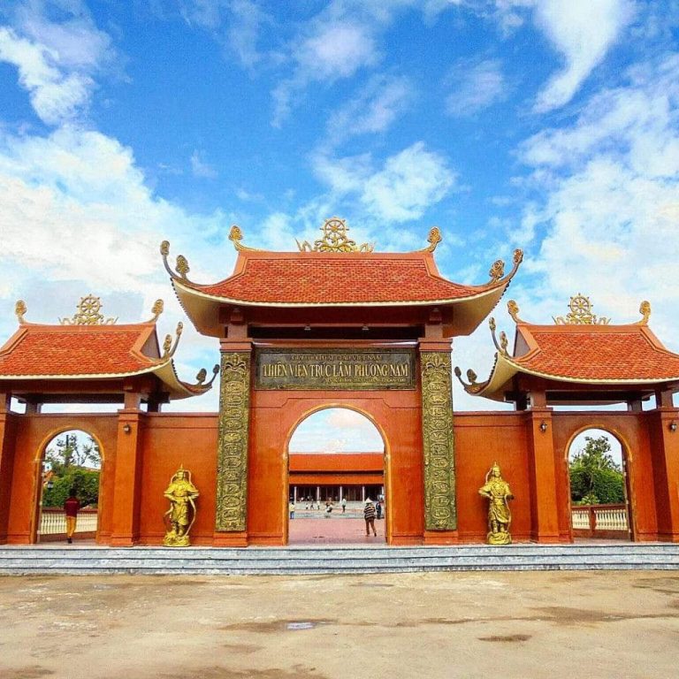 Cổng tam quan hoành tráng của Thiền viện Trúc Lâm Phương Nam Cần Thơ