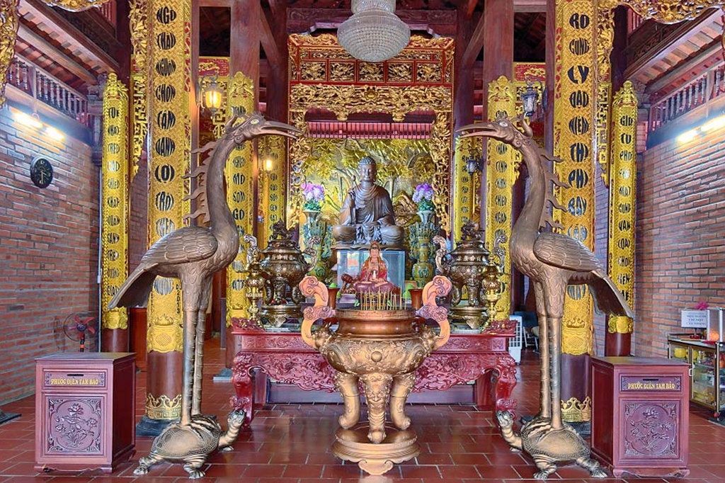 Tượng Phật Thích Ca bằng đồng và cặp hạc thờ bên trong chánh điện Thiền viện Trúc Lâm Phương Nam