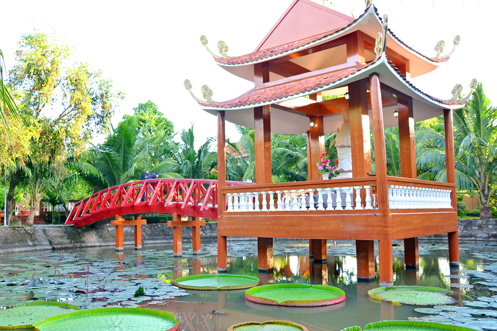 Lầu Thủy Tạ thờ Phật Bà Quan Âm và hồ sen hoa súng tại Thiền viện Trúc Lâm Phương Nam