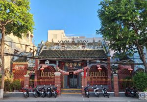 Kiến trúc cổ kính đặc trưng của Chùa Ông (Quảng Triệu Hội Quán) - di tích lịch sử - văn hóa quốc gia tại Cần Thơ với mái ngói âm dương, tượng gốm sứ và các lồng đèn đỏ trước sân.