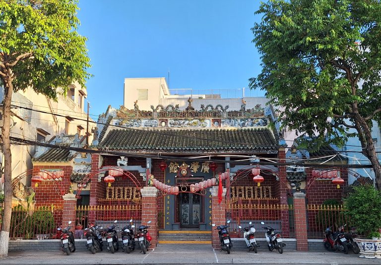 Kiến trúc cổ kính đặc trưng của Chùa Ông (Quảng Triệu Hội Quán) - di tích lịch sử - văn hóa quốc gia tại Cần Thơ với mái ngói âm dương, tượng gốm sứ và các lồng đèn đỏ trước sân.